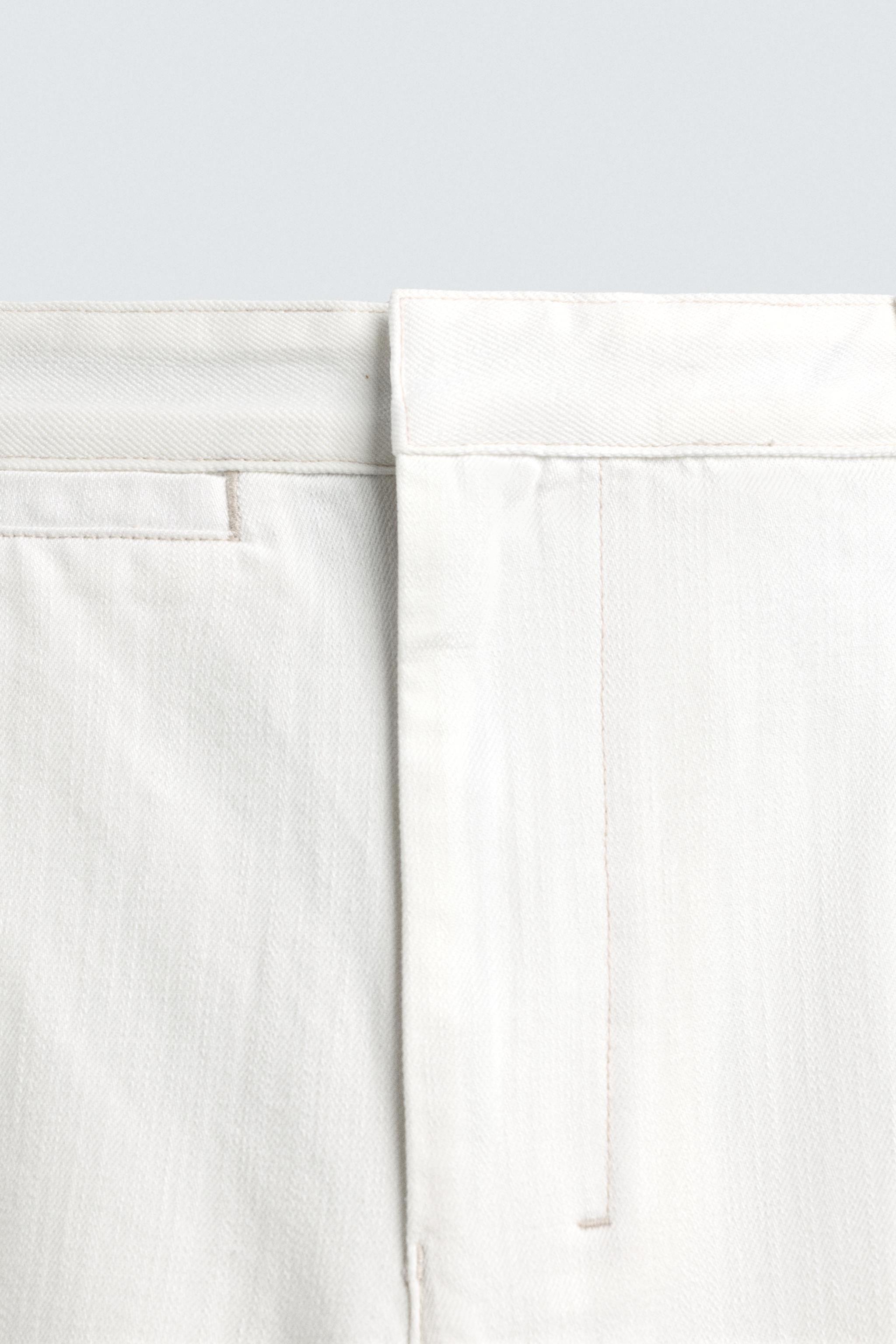 PLEATED BARREL FIT DENIM CHINO PANTS