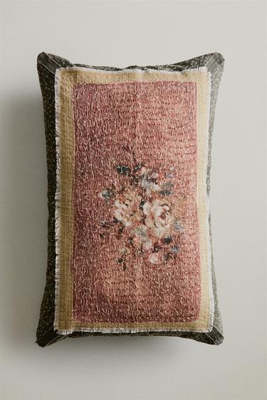 FLORAL APPLIQUÉ CUSHION COVER - وردي الخاص بـ Zara