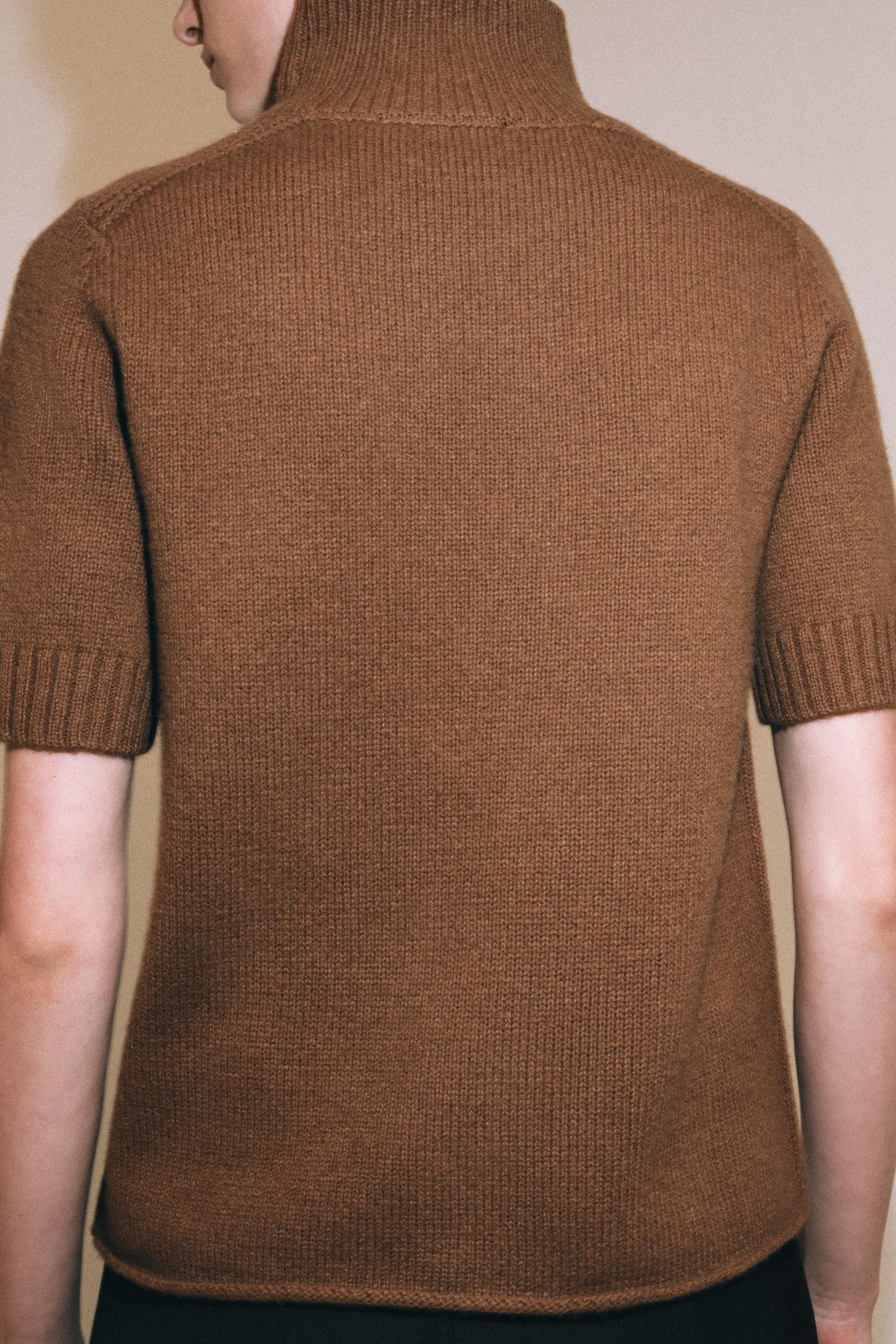 100% WOOL SHORT SLEEVE SWEATER