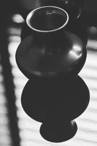 PETIT BRASS VESSEL POD I COLIN KING - Black by Zara