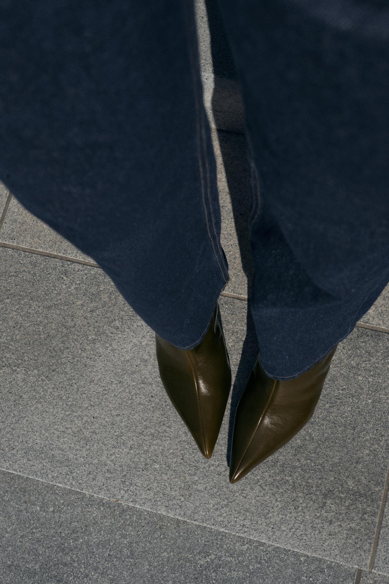 LEATHER CURVED HEEL ANKLE BOOTS