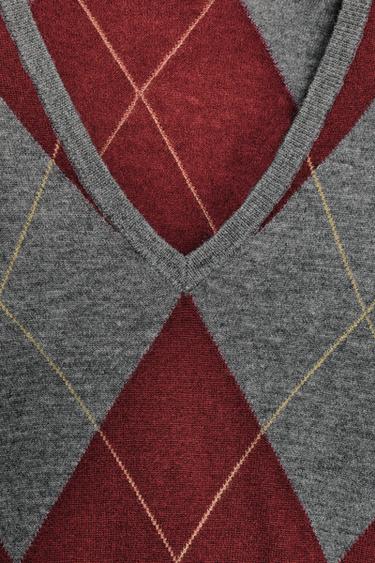 PULL 100 % LAINE À LOSANGES - Gris grenat de Zara - Image 7