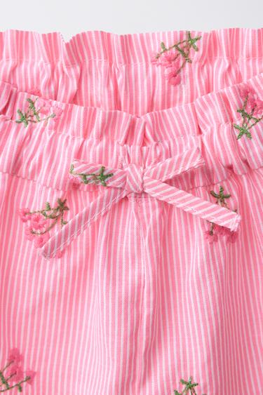 برمودا مخططة بزهور مطرزة - وردي الخاص بـ Zara