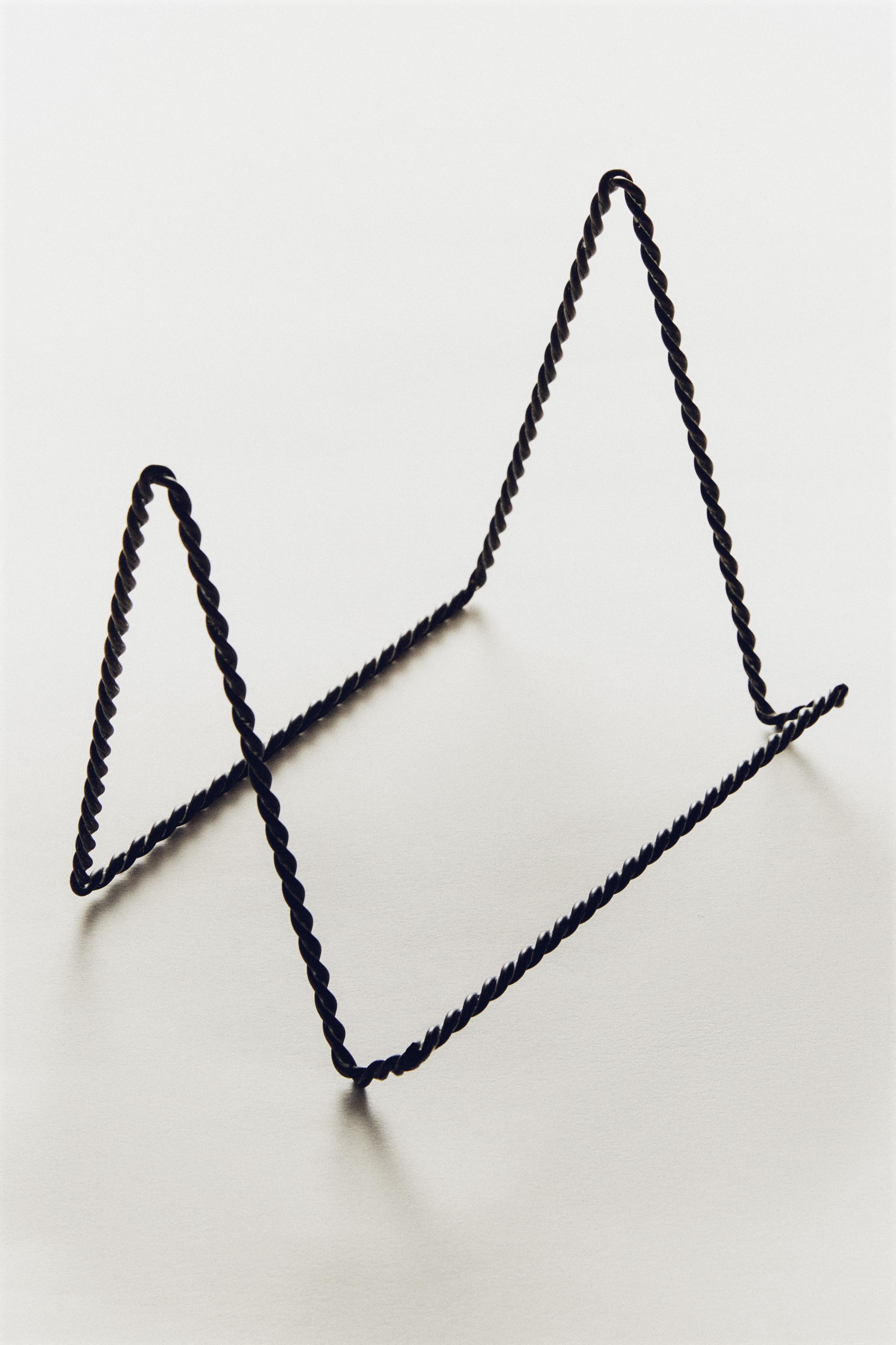BRAIDED METAL DISPLAY