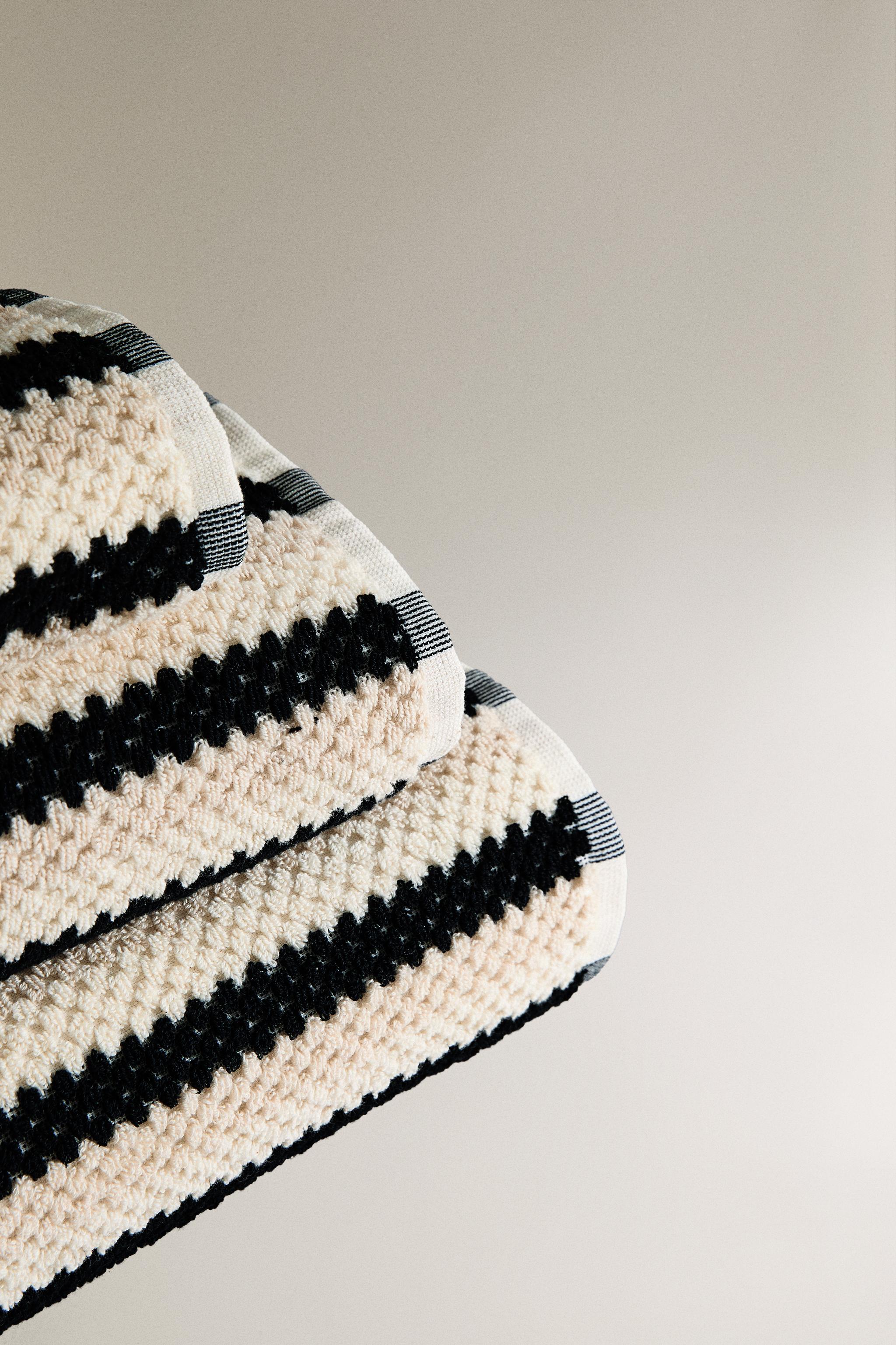 GEOMETRIC JACQUARD BATH TOWEL — Black