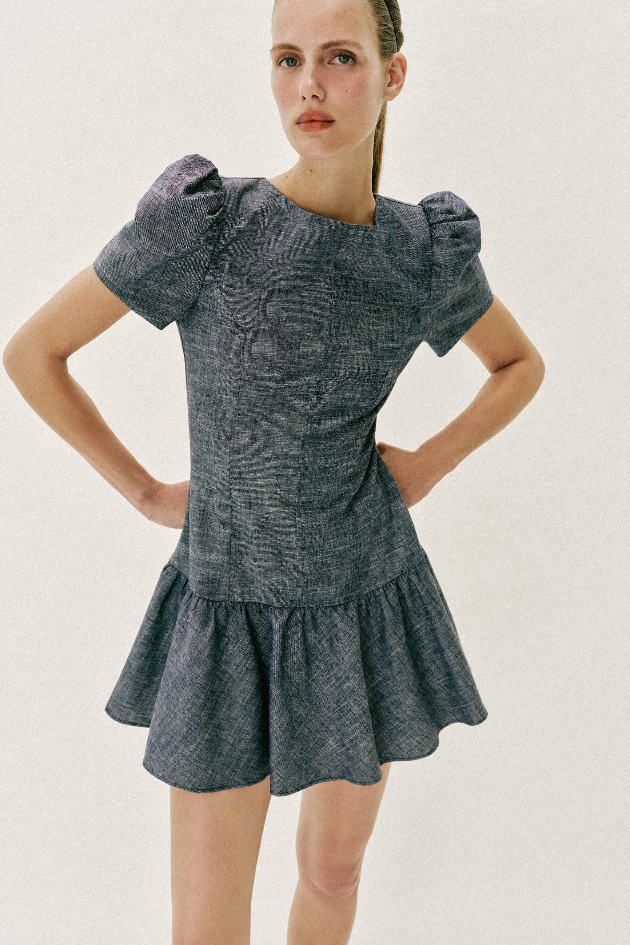 ROBE COURTE À MANCHES BOUFFANTES