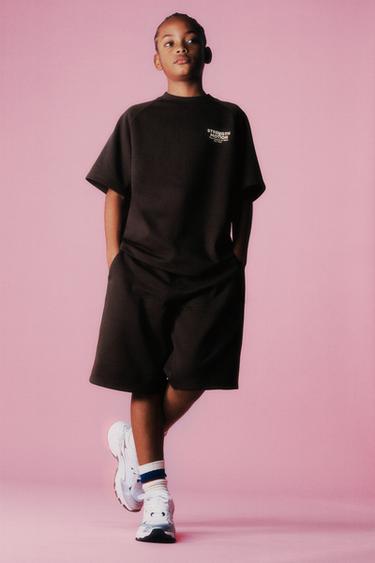 КОМПЛЕКТ ИЗ ФУТБОЛКИ И ШОРТОВ-БЕРМУДОВ ИЗ ТКАНИ ИНТЕРЛОК С НАДПИСЬЮ — ШОКОЛАДНЫЙ от Zara