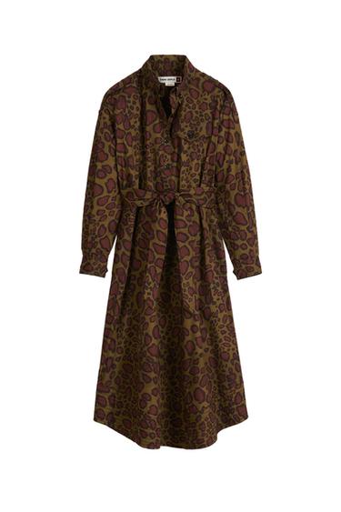 Long dress with animal print in brown and burgundy tones, with a matching belt and front buttons. "ZARA SRPLS" label.