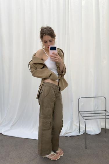 بليزر منطبق على القوام بحلقات - كاكي فاتح by Zara