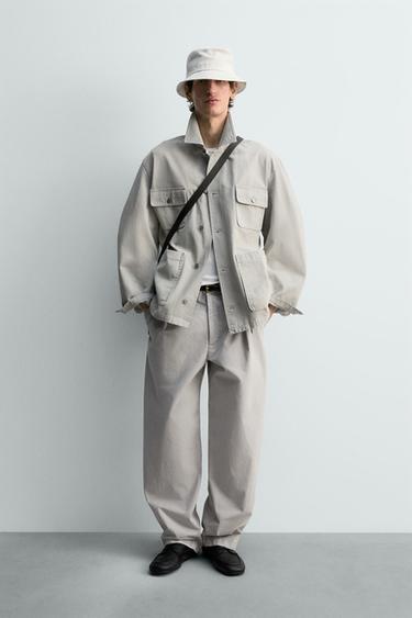 بنطلون فيت مريح بثنيات - رمادي لؤلؤي الخاص بـ Zara