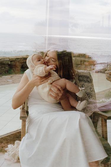 قبعة محاكة مخرمة - خام وسط by Zara