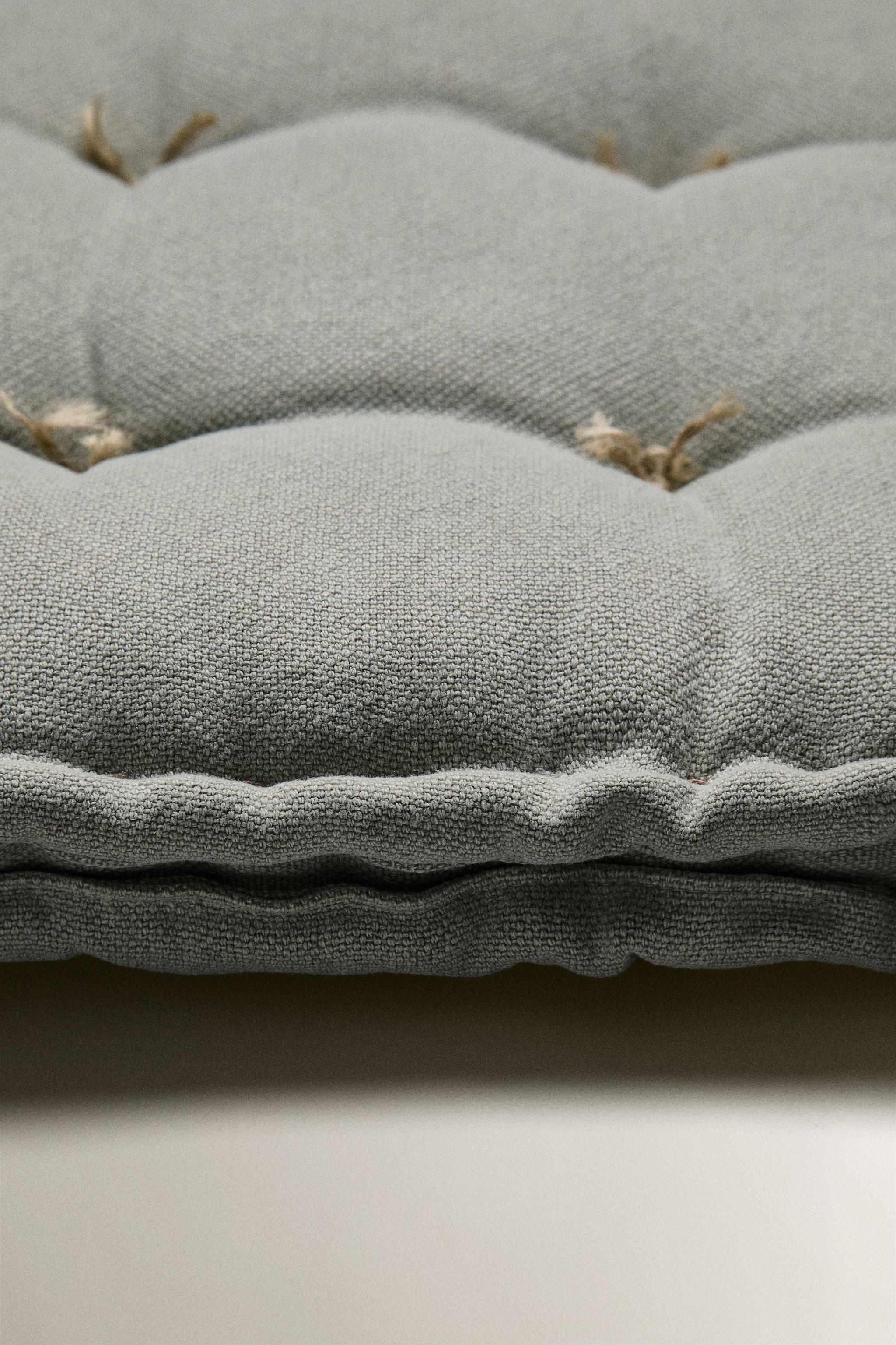 TOPSTITCHED SEAT CUSHION