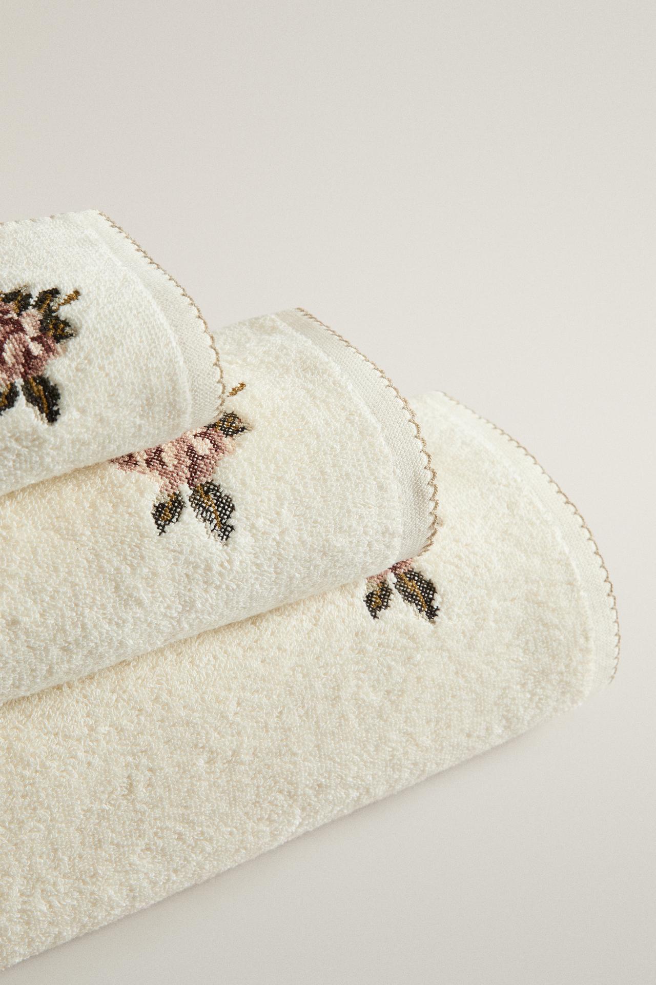 COTTON BATH TOWEL WITH EMBROIDERED FLOWER (500 G/M²) — Ivory