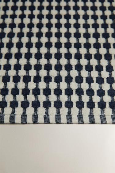 TAPIS DE BAIN TEXTURÉ WAFFLE - Bleu marine de Zara - Image 1