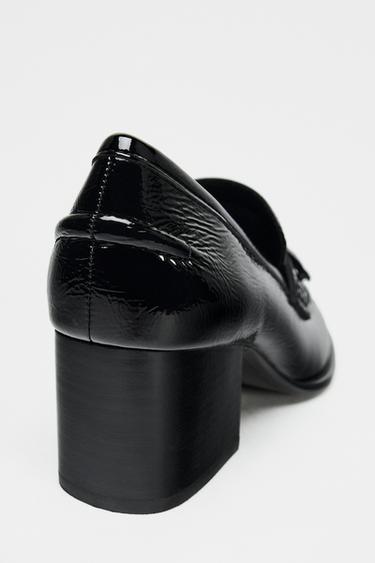 MOCASSINS À POMPONS EFFET VERNI - Noir de Zara - Image 4