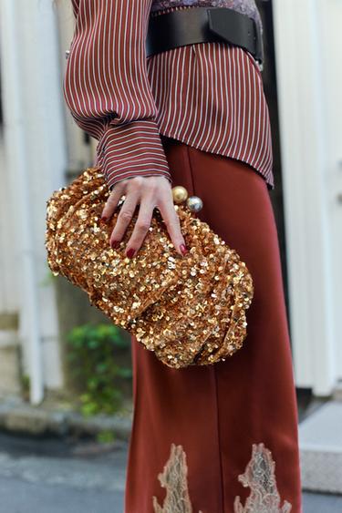 スパンコールクラッチバッグゴールドZaraのスパンコールクラッチバッグ - ゴールド 