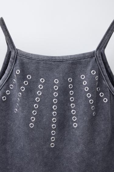 T-SHIRT IN VERWASCHENER OPTIK MIT NIETEN - Anthrazit von Zara