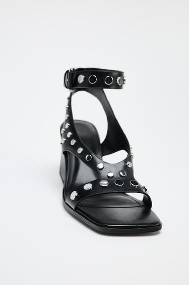 SANDALES À TALON CLOUTÉES - Noir de Zara - Image 4