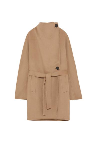 Camel coat with a high collar, black button closure, and matching belt. Minimalist and elegant design.