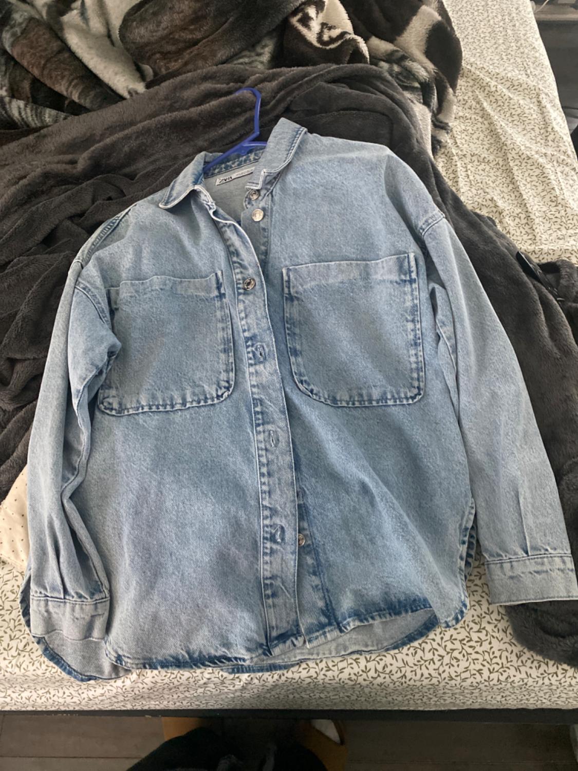 SOBRECAMISA DENIM BOLSILLOS PLASTRÓN
