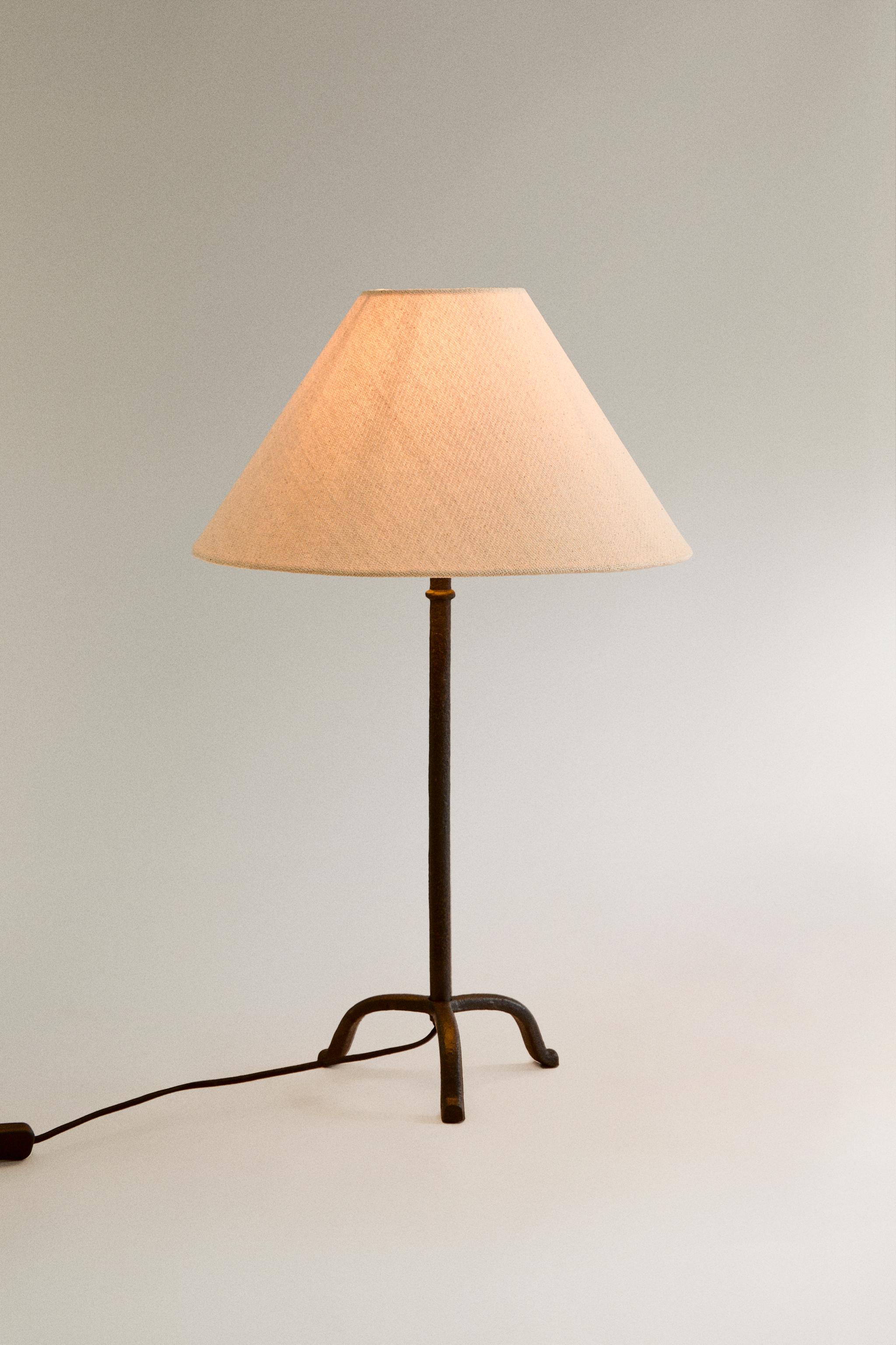 TABLE LAMP WITH TRIPOD BASE — Black