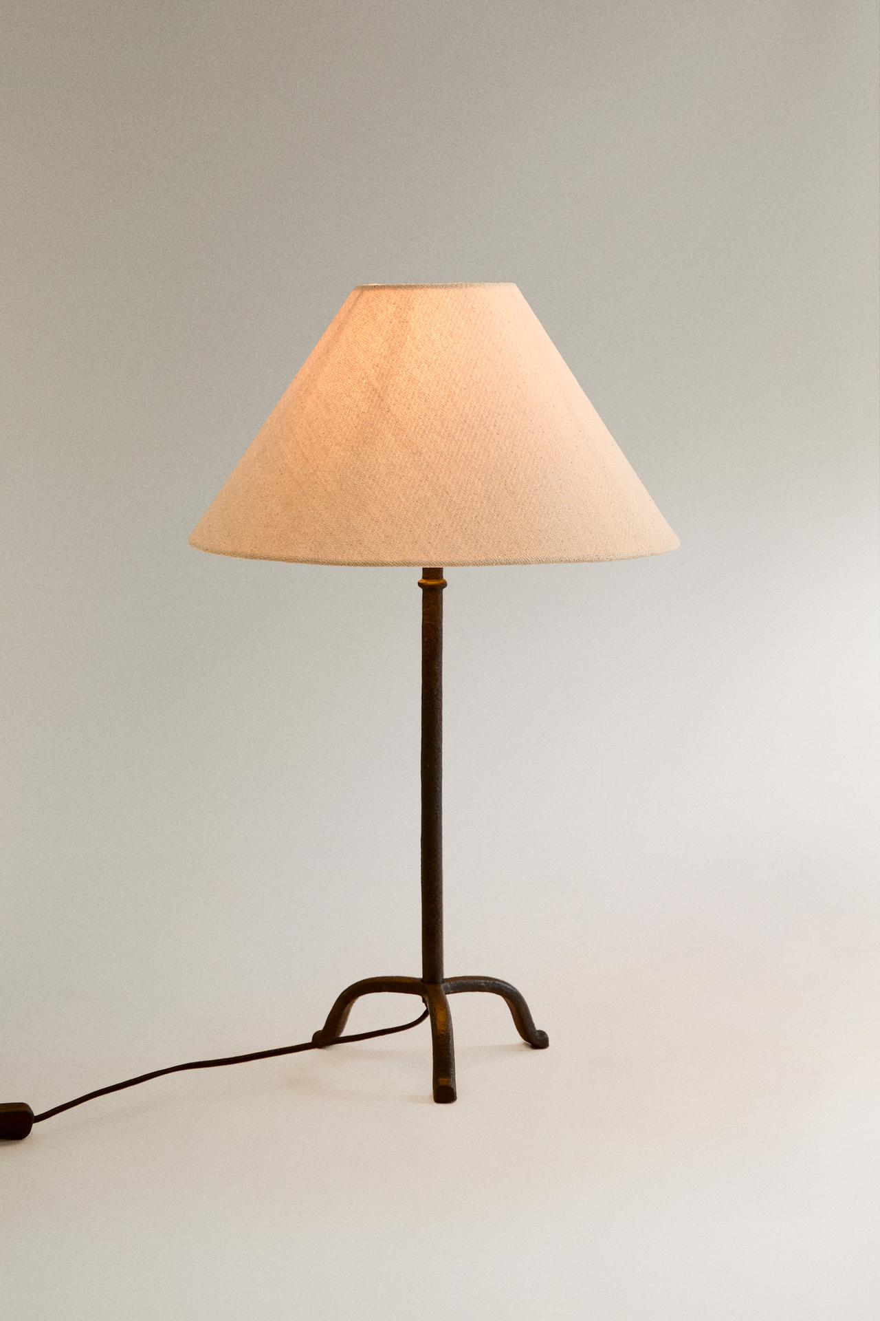 TABLE LAMP WITH TRIPOD BASE — Black