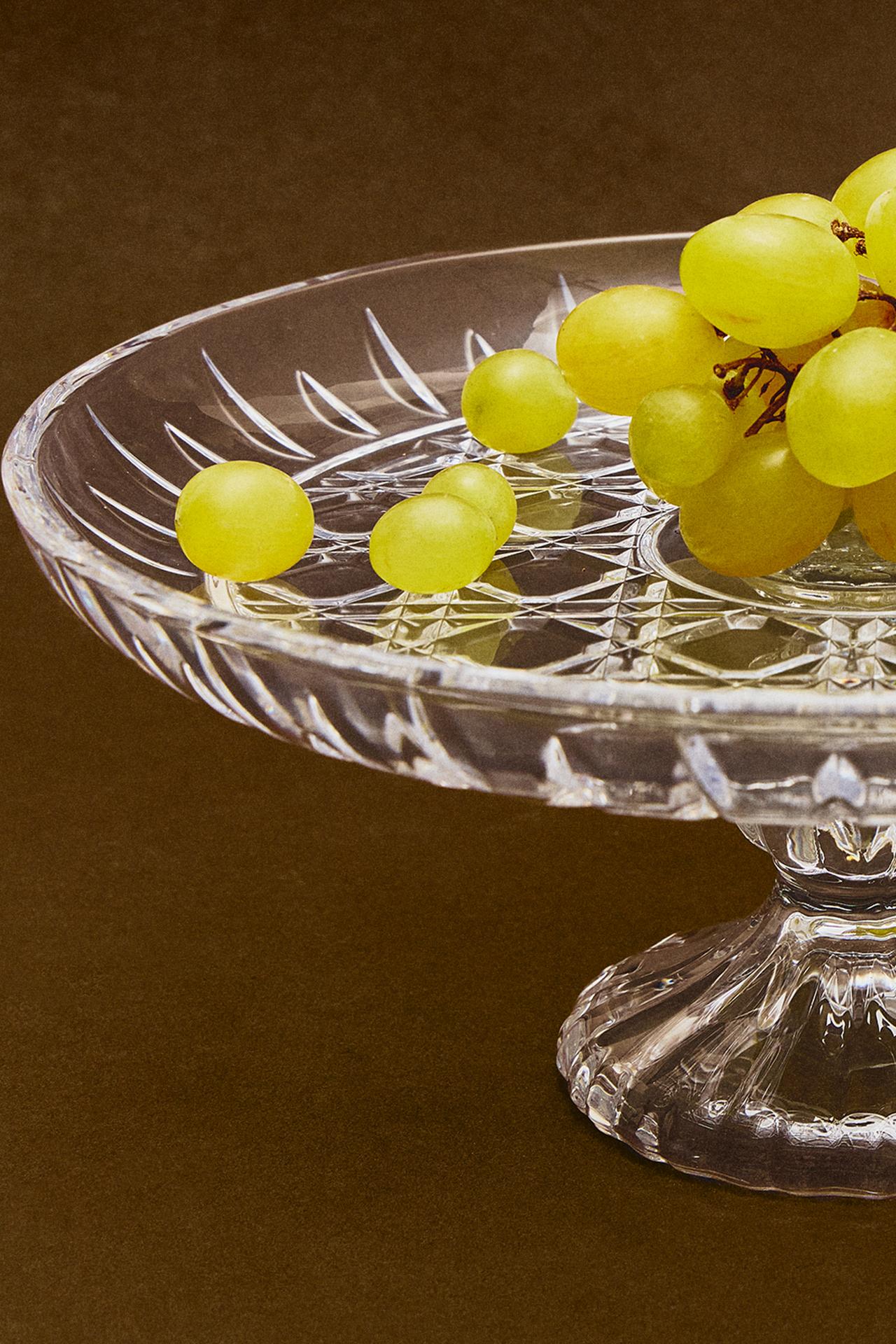 GLASS SERVING DISH WITH RAISED DIAMOND DESIGN — Transparent