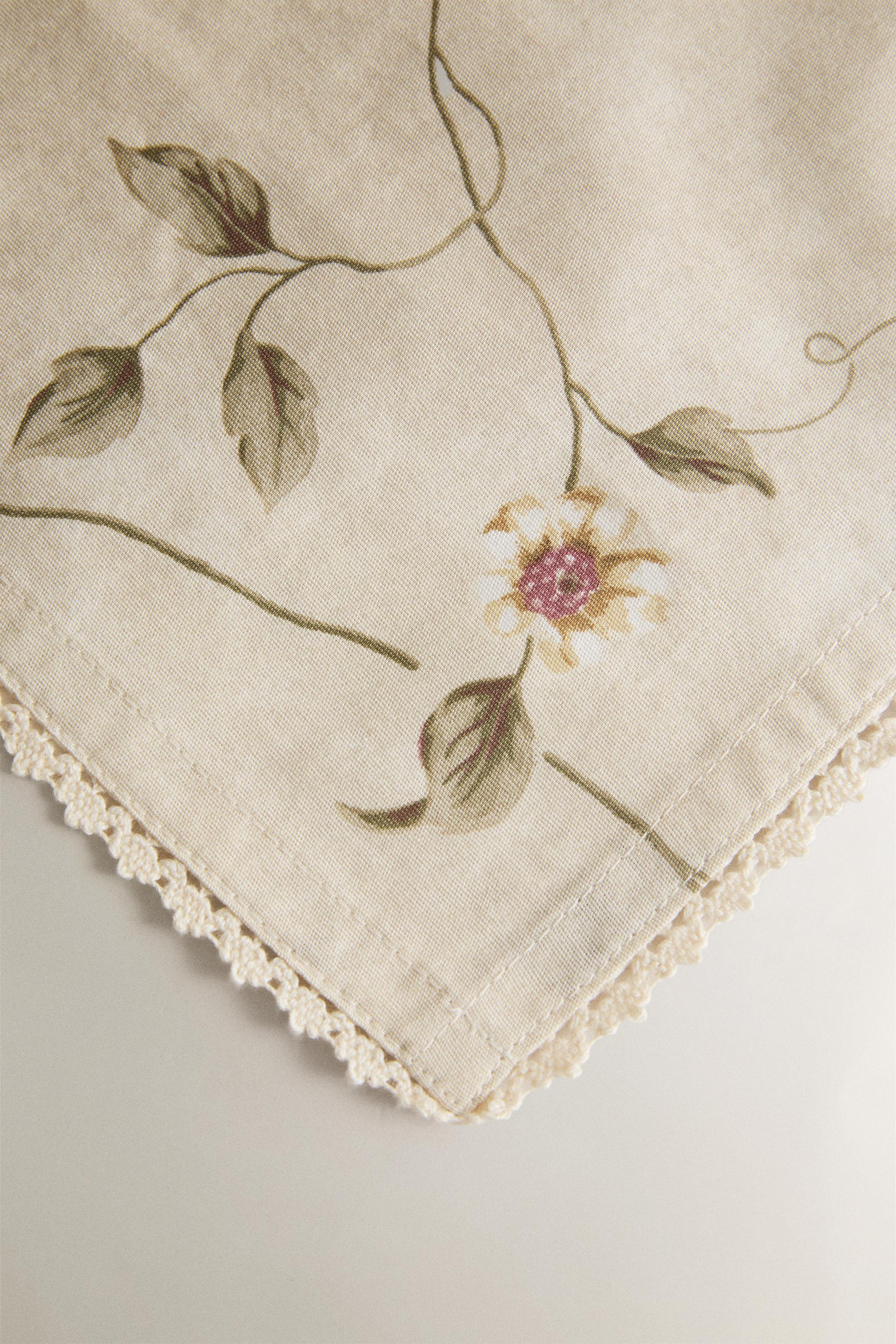 LOT DE 2 SERVIETTES IMPRIMÉ FLORAL ET DENTELLE