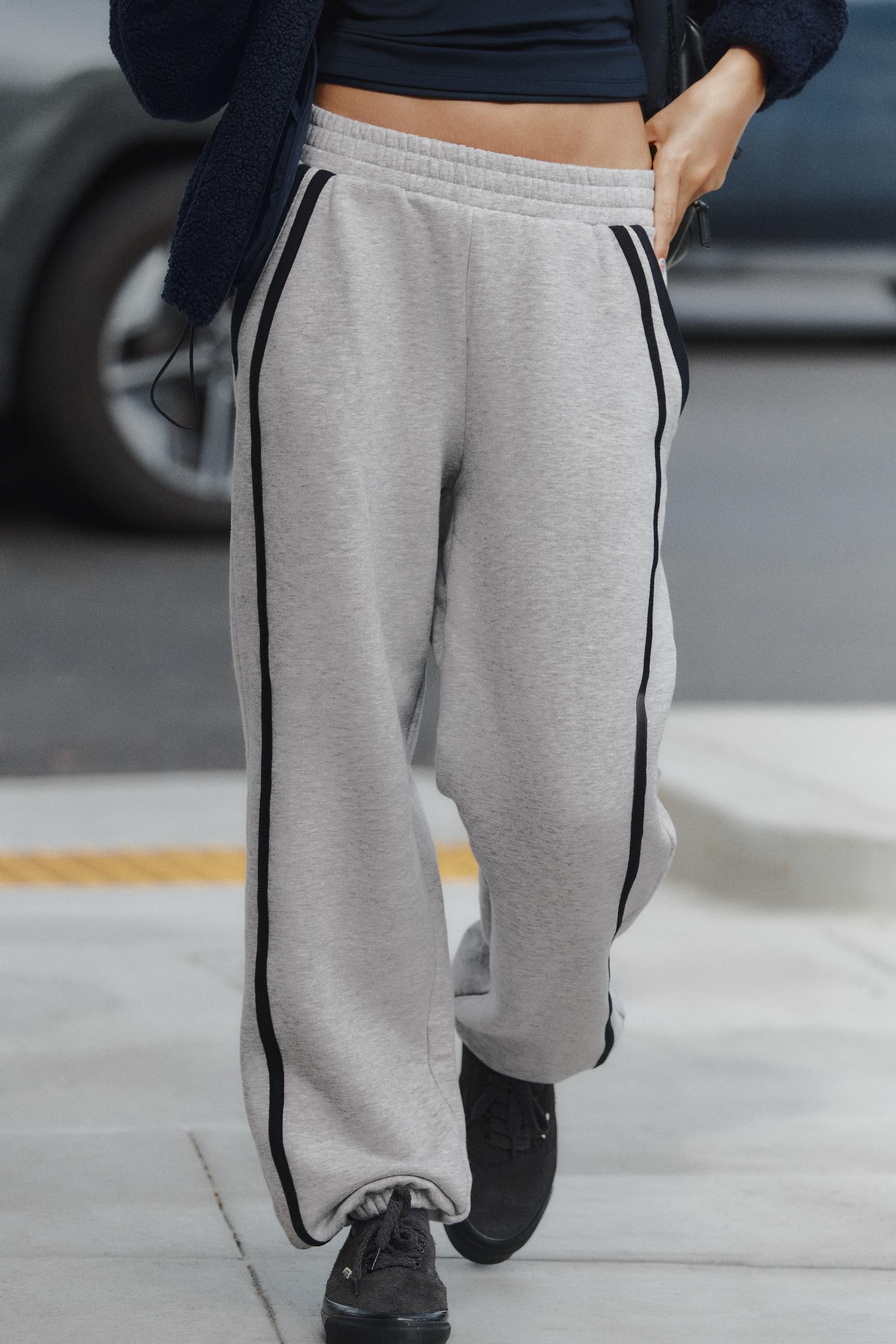 PANTALON EN MOLLETON À BANDE CONTRASTE