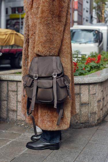 ストラップバックパックチョコレートブラウンZaraのストラップバックパック - チョコレートブラウン 