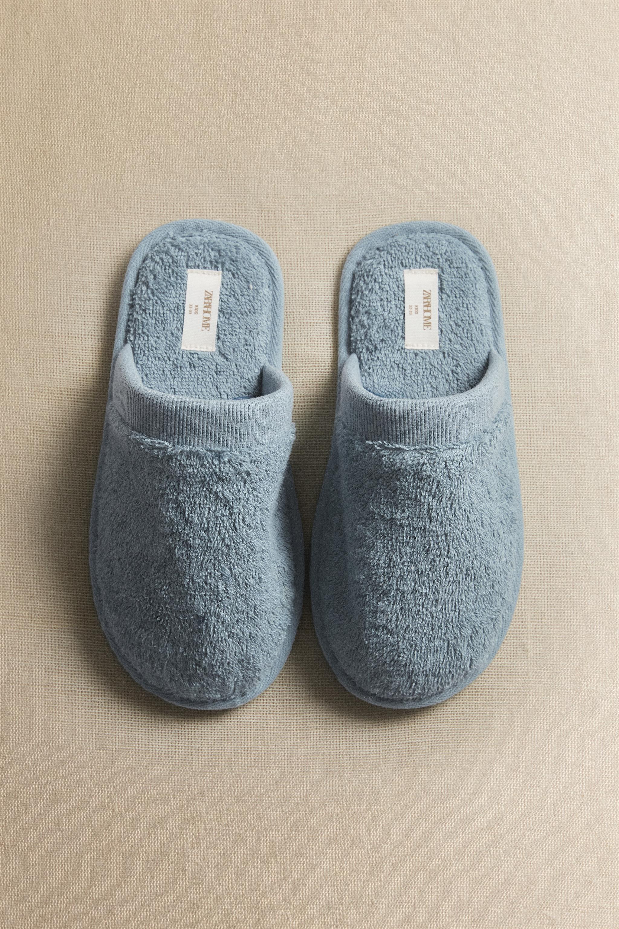 CHAUSSONS ENFANT OUVERTS À L'ARRIÈRE SERVIETTE DE BAIN