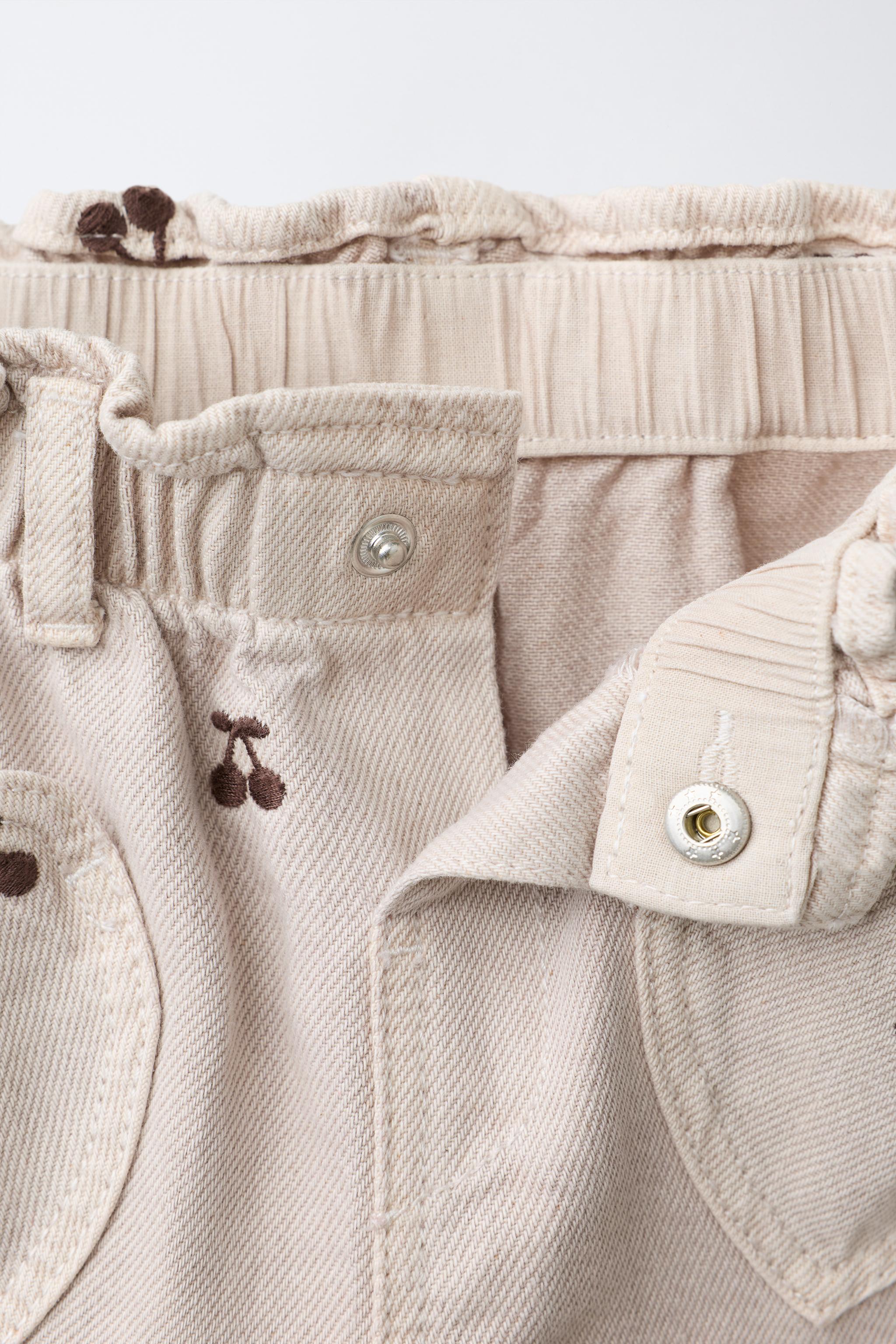 PANTALON BAGGY EN SERGÉ À CERISES BRODÉES