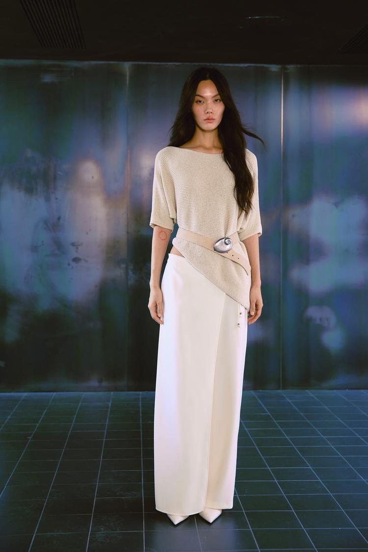 ASYMMETRIC KNIT TOP