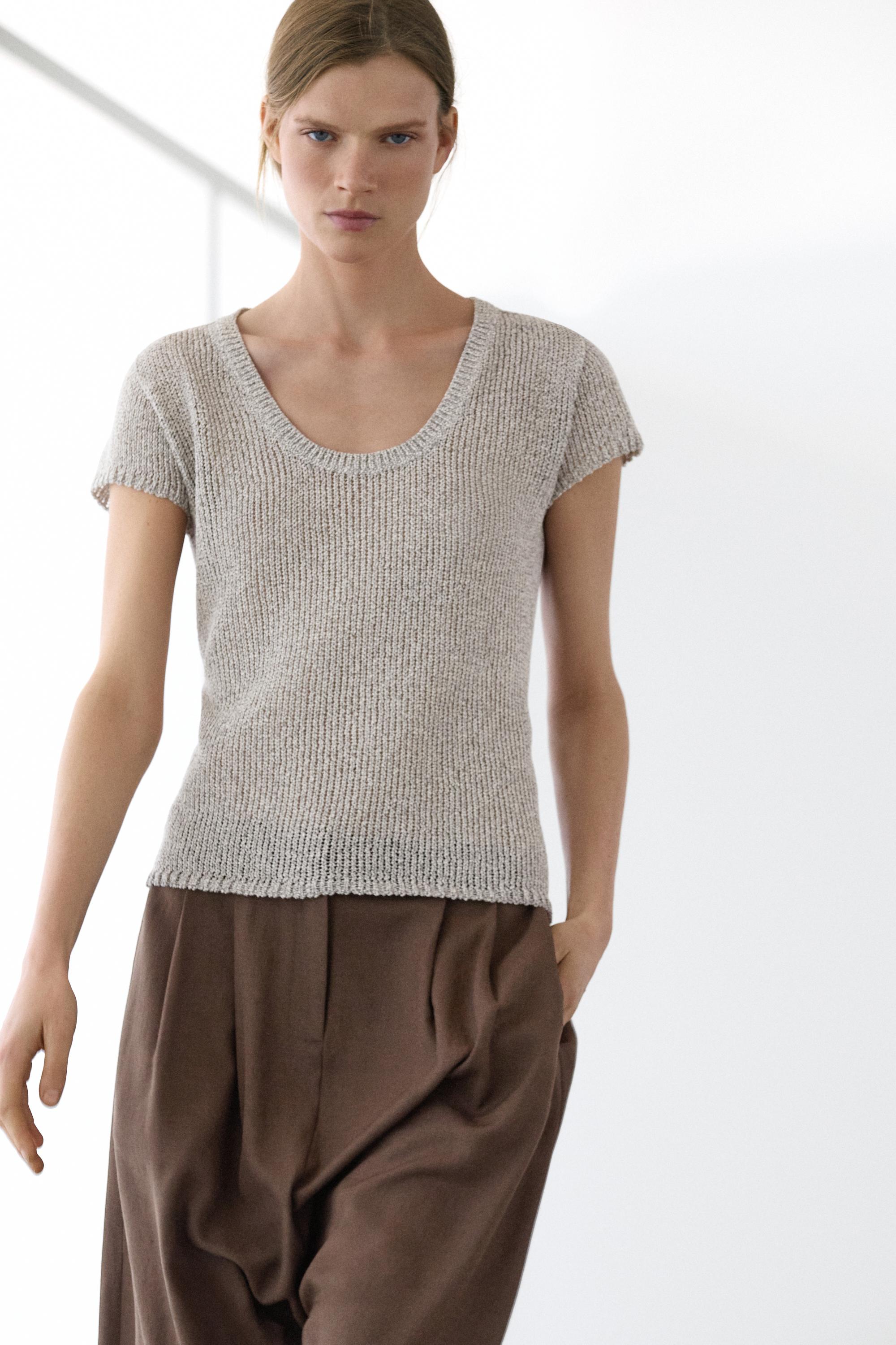 Short sleeve knit sweater with thread detail