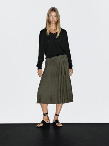 Falda detalle frunces piel ante - Khaki de Zara