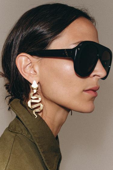 ARETES DE METAL CON ESTAMPADO DE PIEL DE SERPIENTE