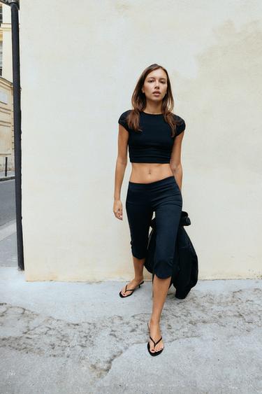 CAMISETA CROPPED DE MANGA CORTA