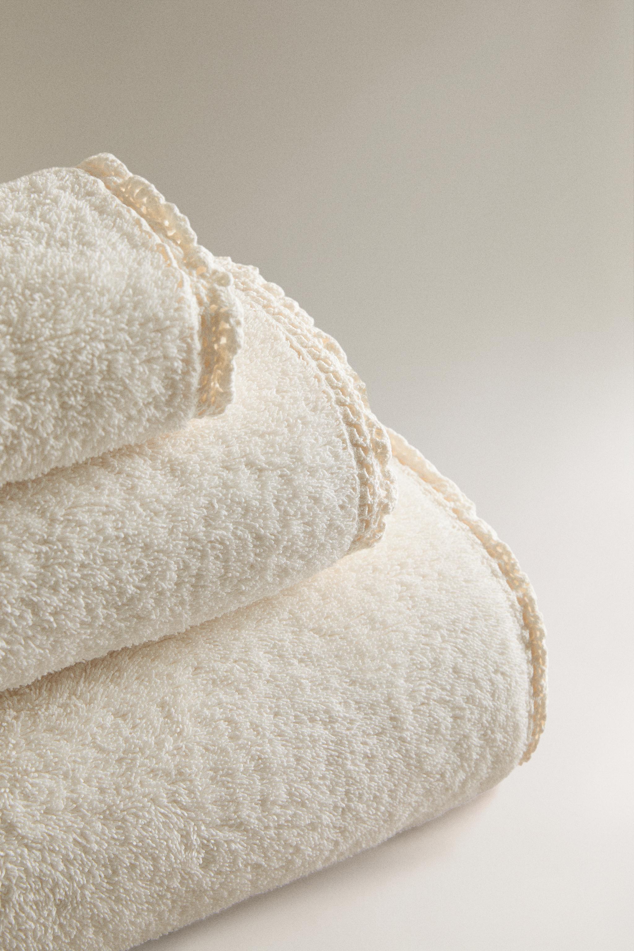 CROCHET EDGE BATH TOWEL — Ivory