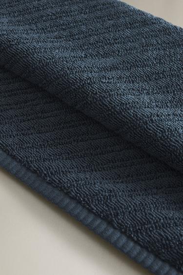 DIAGONAL TEXTURE BATH TOWEL - Ink blue by Zara - Image 3