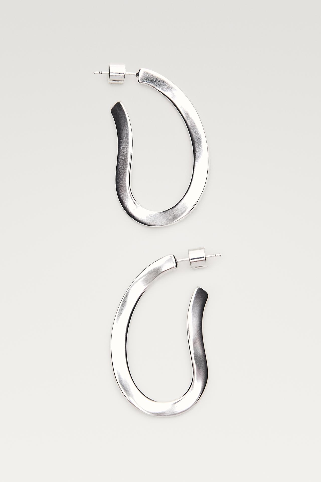 Twisted oval hoop earrings — Silver