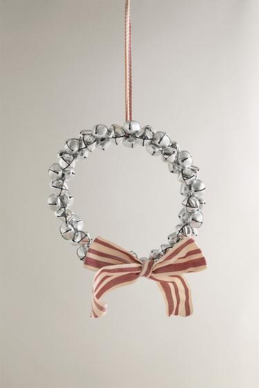 すずとストライプのリボン付きクリスマスリースシルバー0Zaraのすずとストライプのリボン付きクリスマスリース - シルバー - 画像 0