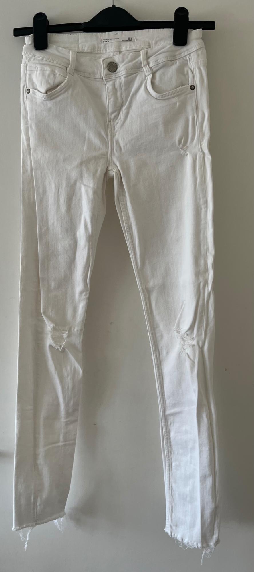 LOW-RISE SKINNY FIT JEANS