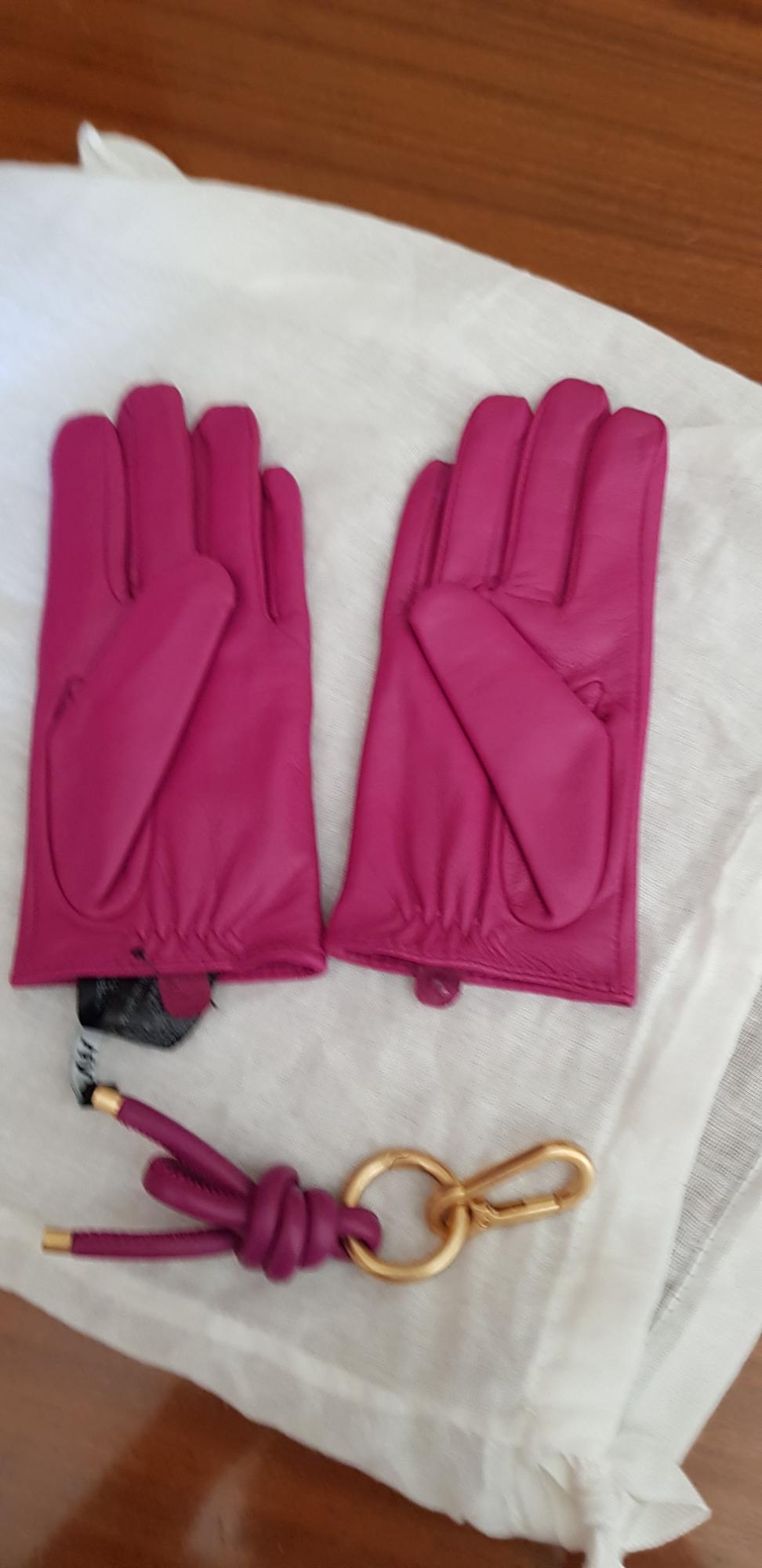 JUEGO GUANTES DE PIEL Y LLAVERO - Image 4