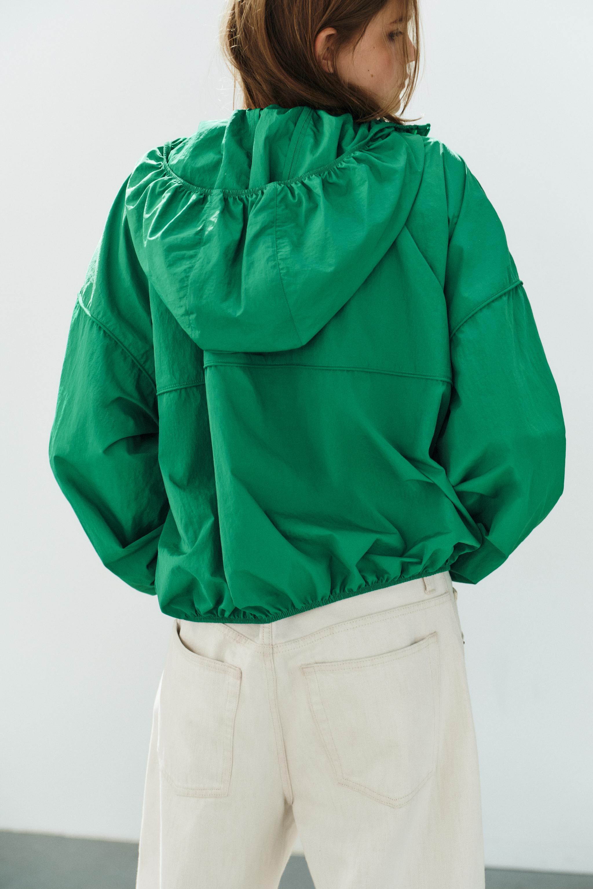 VESTE EN TISSU TECHNIQUE À CAPUCHE
