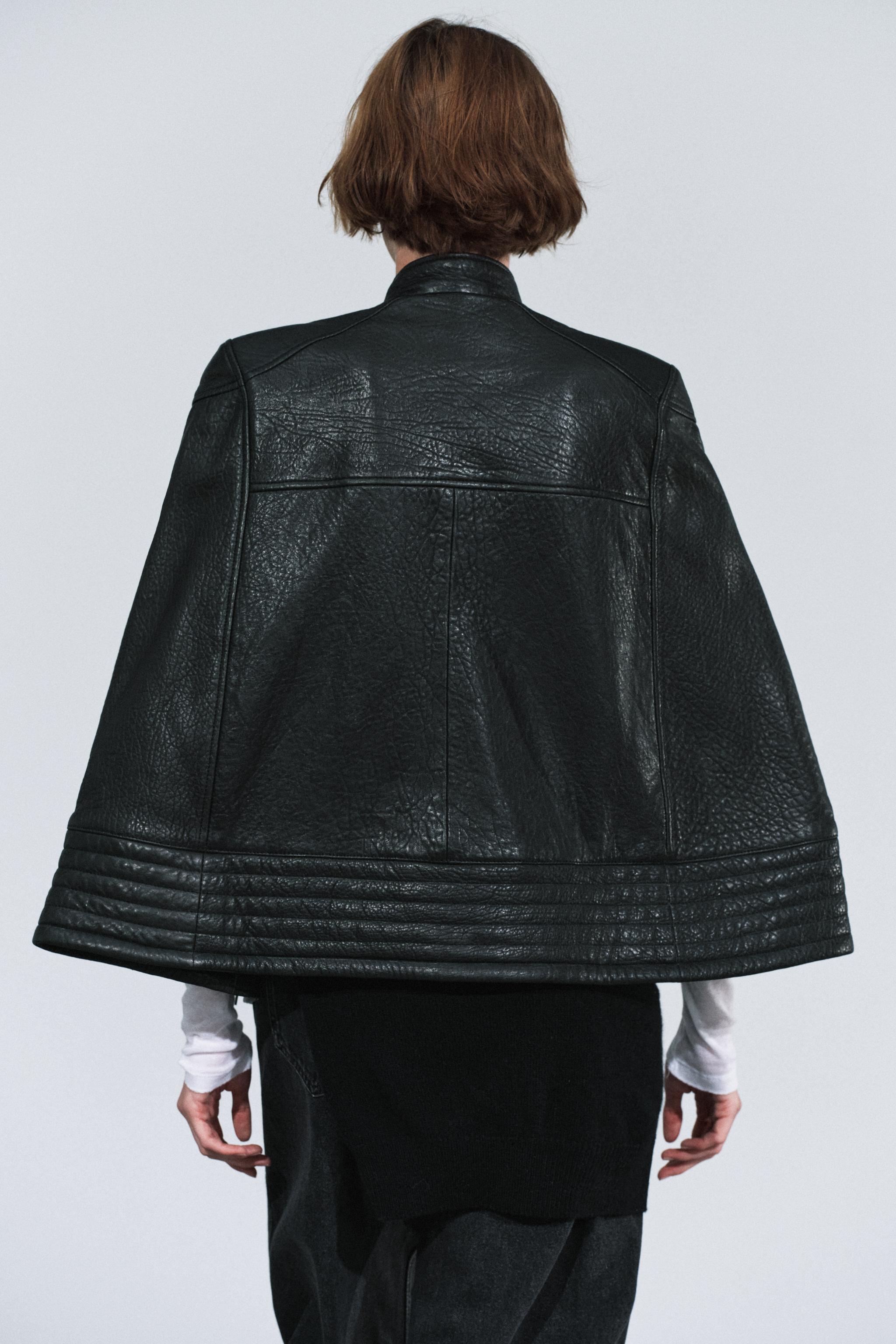 ZW COLLECTION 100% レザーライダースケープ - ブラック | ZARA Japan