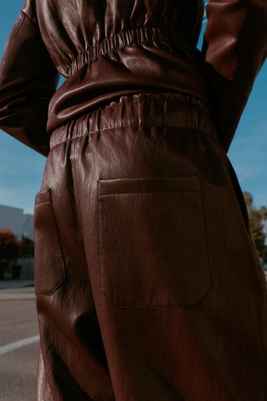 PANTALON MATIÈRE SYNTHÈTIQUE AVEC TAILLE ÉLASTIQUE - Grenat de Zara - Image 4