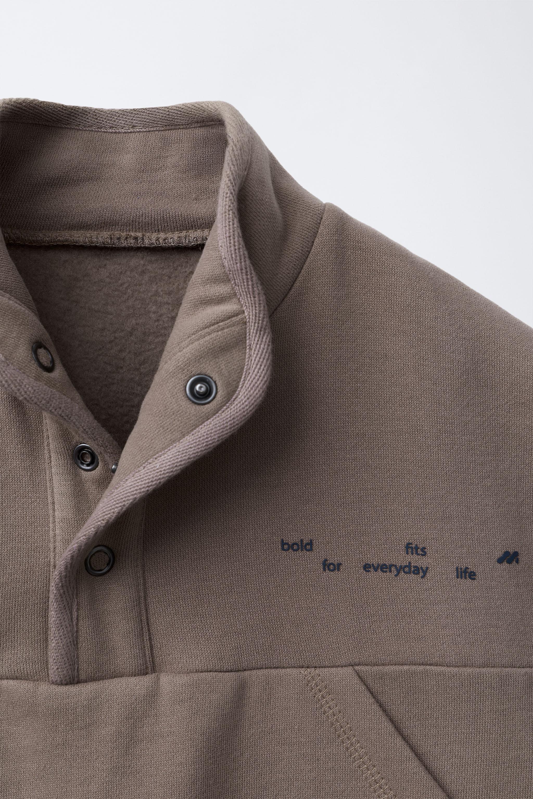 SWEAT À INSCRIPTION ET LOGO EN RELIEF