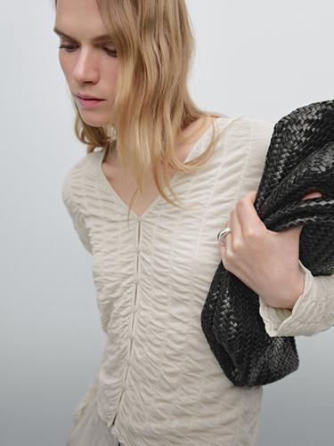 Cardigan ajusté et froncé - Écru de Zara