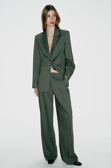 TRAJE BLAZER HOMBRERAS Y PANTALÓN RECTO - de Zara