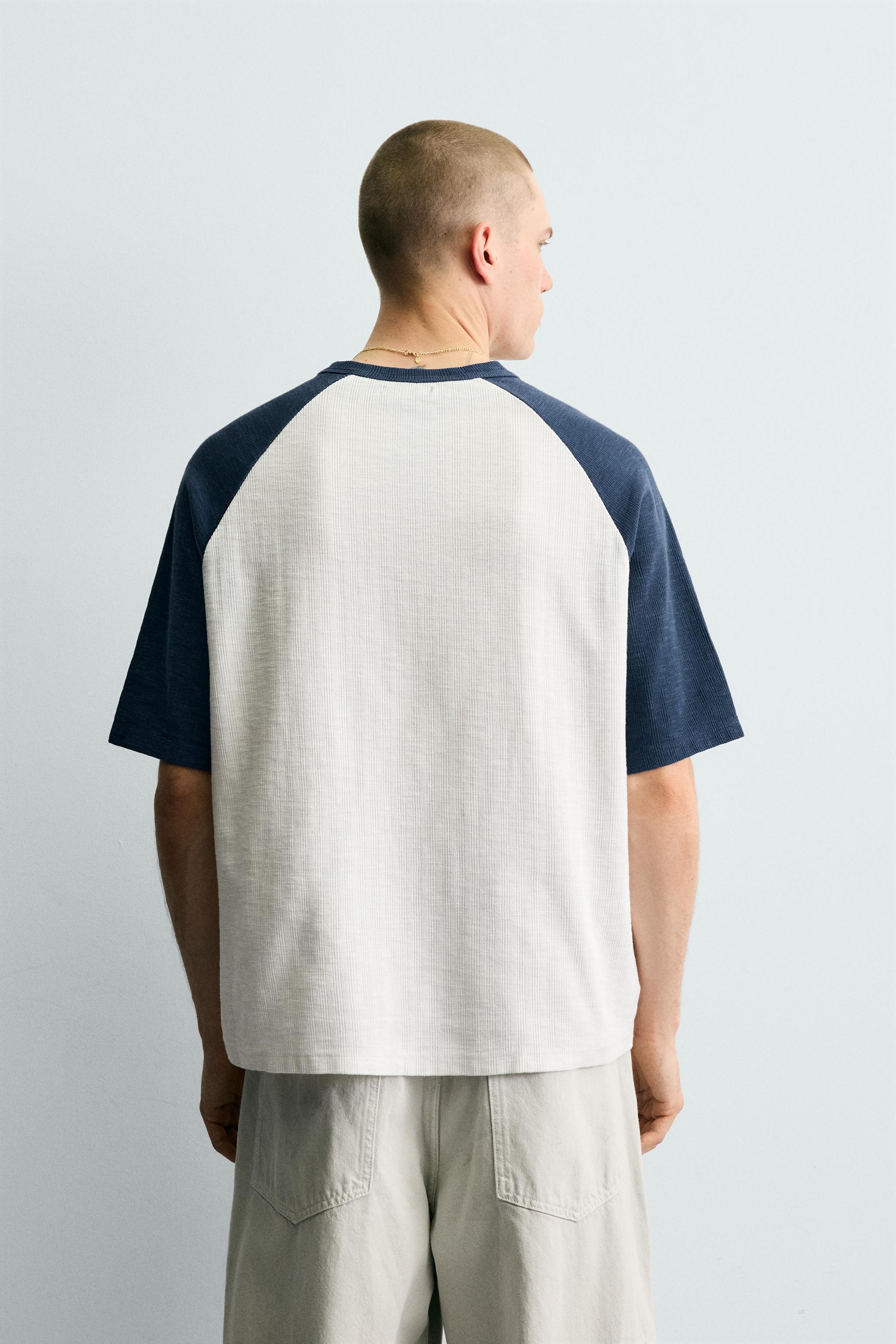 T-SHIRT EN MAILLE COLOR BLOCK IMPRIMÉ
